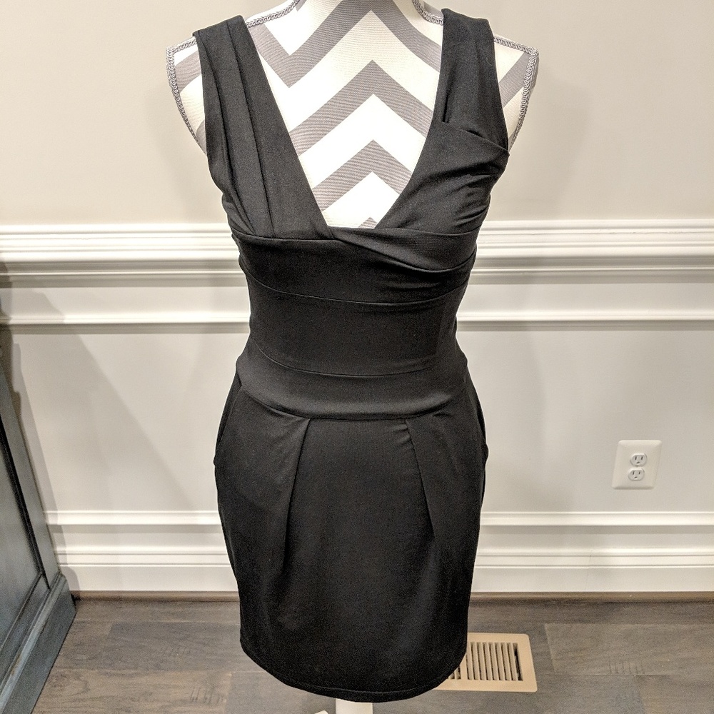 👗 Little black dress- open back w/pockets!👗
